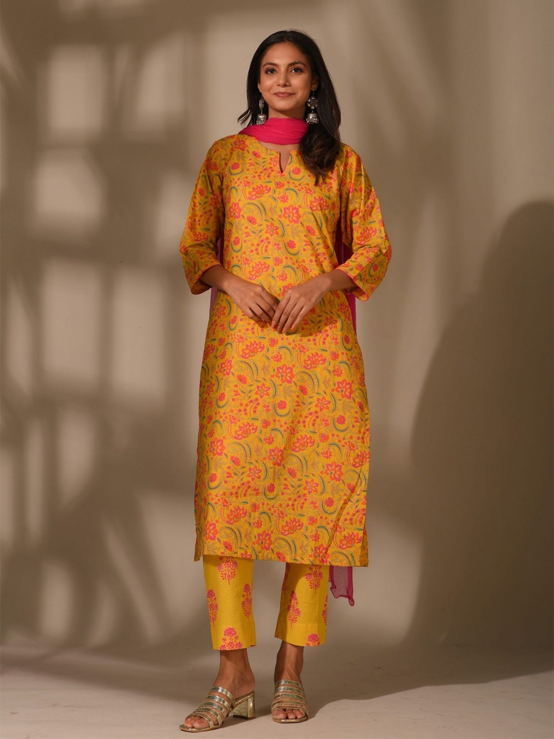 

DIMPLE DESIGN STUDIO Floral Printed Regular Pure Cotton Kurta with Pyjamas & Dupatta, Yellow