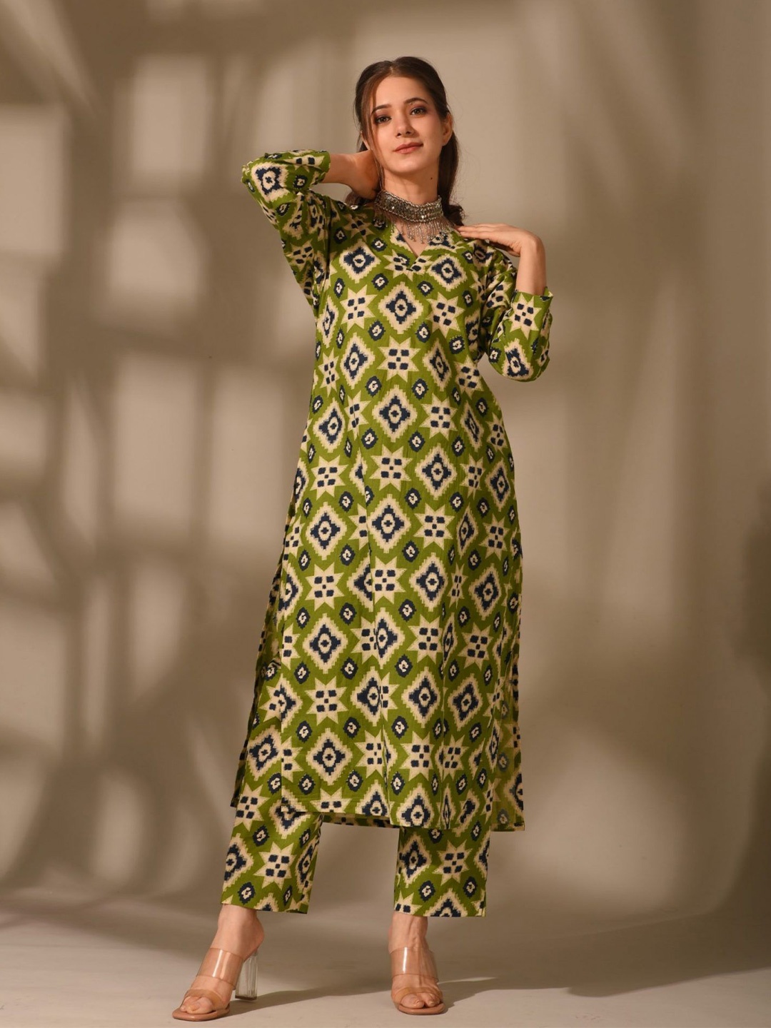 

DIMPLE DESIGN STUDIO Floral Printed V-Neck Pure Cotton Straight Kurta With Trousers, Green