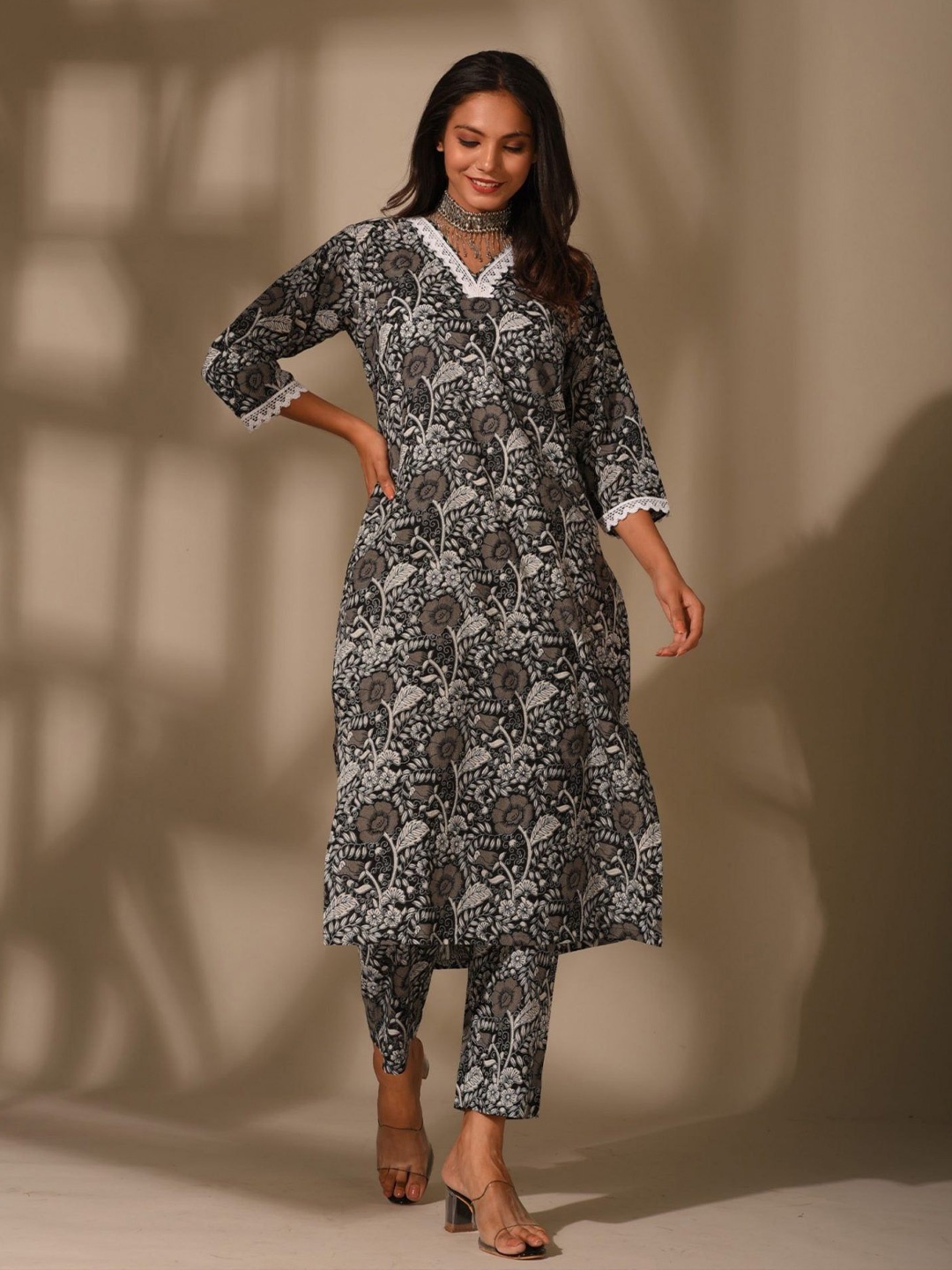 

DIMPLE DESIGN STUDIO Floral Printed Regular Pure Cotton Straight Kurta with Trouser, Black