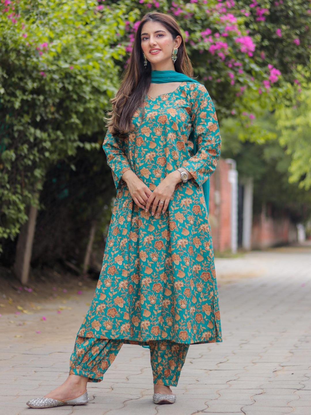 

DIMPLE DESIGN STUDIO Women Floral Printed Regular Pure Cotton Kurta with Salwar & Dupatta, Turquoise blue