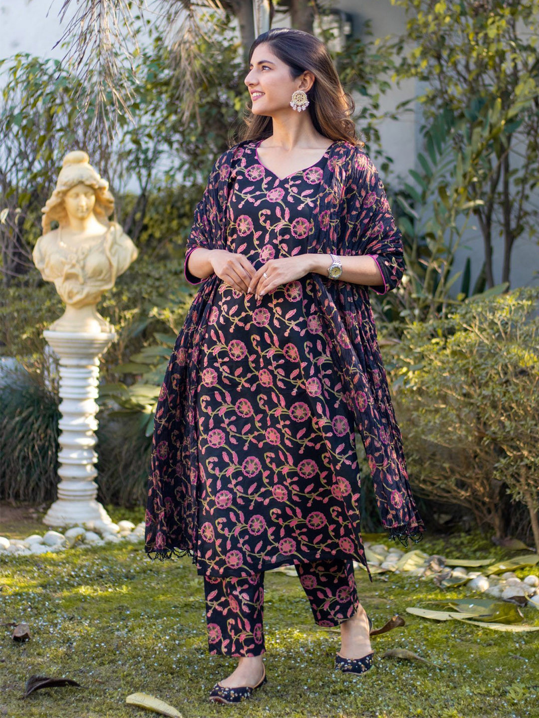 

DIMPLE DESIGN STUDIO Floral Printed Pure Cotton Straight Kurta with Trousers & Dupatta, Blue