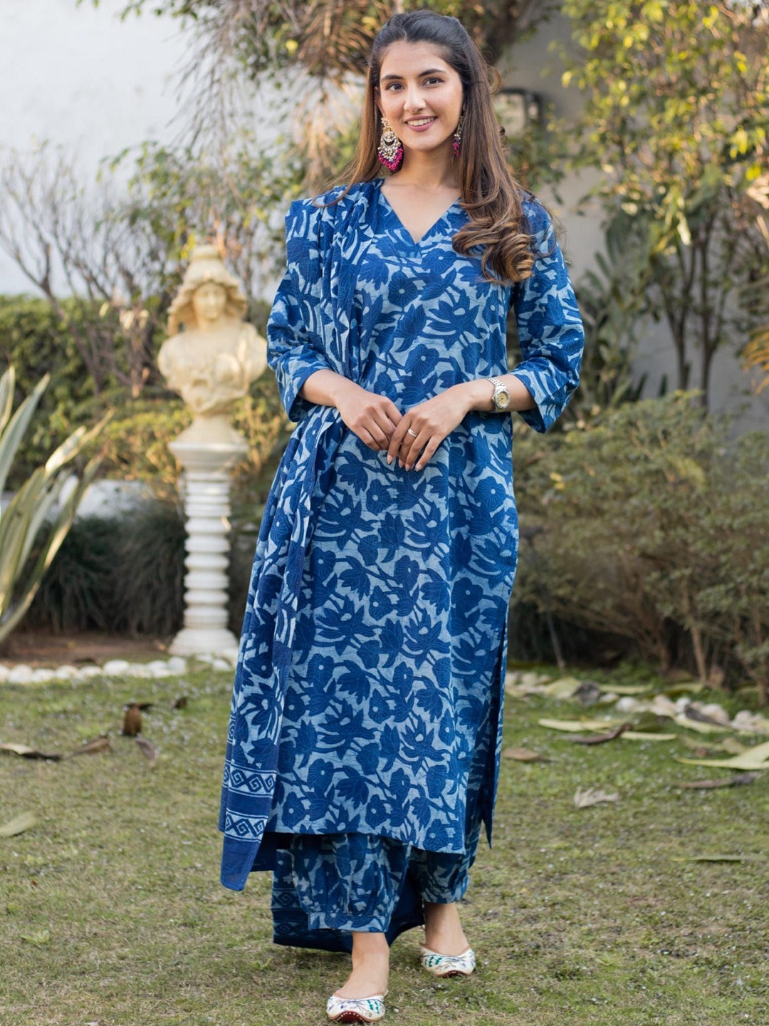 

DIMPLE DESIGN STUDIO Women Floral Printed Regular Pure Cotton Kurta with Pyjamas & Dupatta, Blue