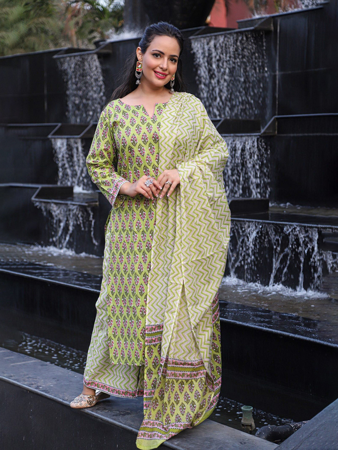 

DIMPLE DESIGN STUDIO Floral Printed Pure Cotton Straight Kurta with Palazzos & Dupatta, Green