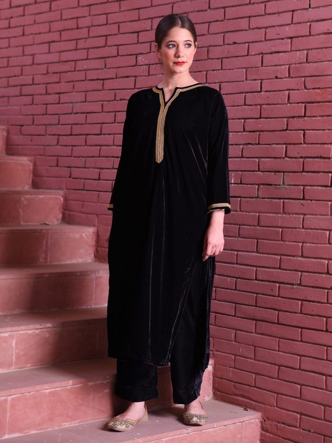 

DIMPLE DESIGN STUDIO Women Yoke Design Regular Velvet Kurta with Palazzos & Dupatta, Black