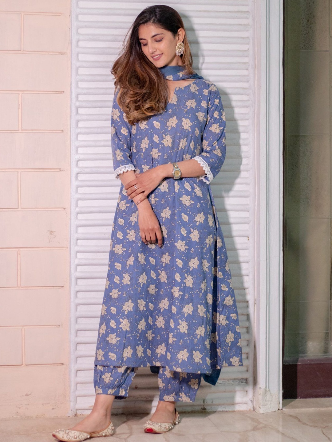 

DIMPLE DESIGN STUDIO Floral Printed Pure Cotton Straight Kurta With Trousers & Dupatta, Blue