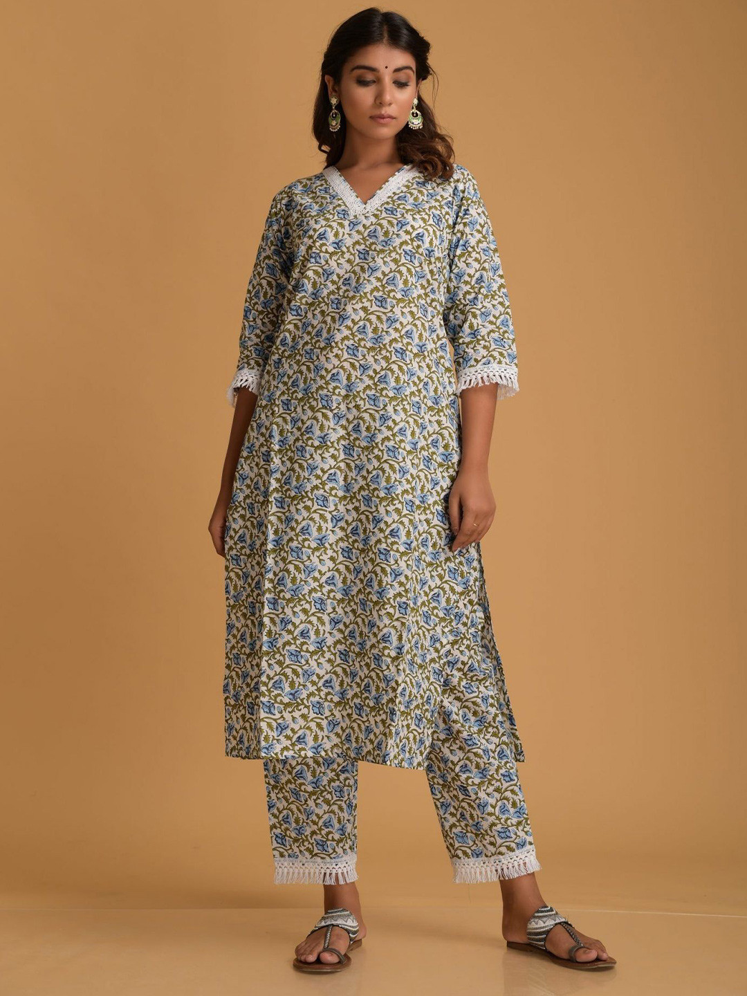 

DIMPLE DESIGN STUDIO Women Floral Printed Regular Pure Cotton Kurta with Pyjamas, Blue