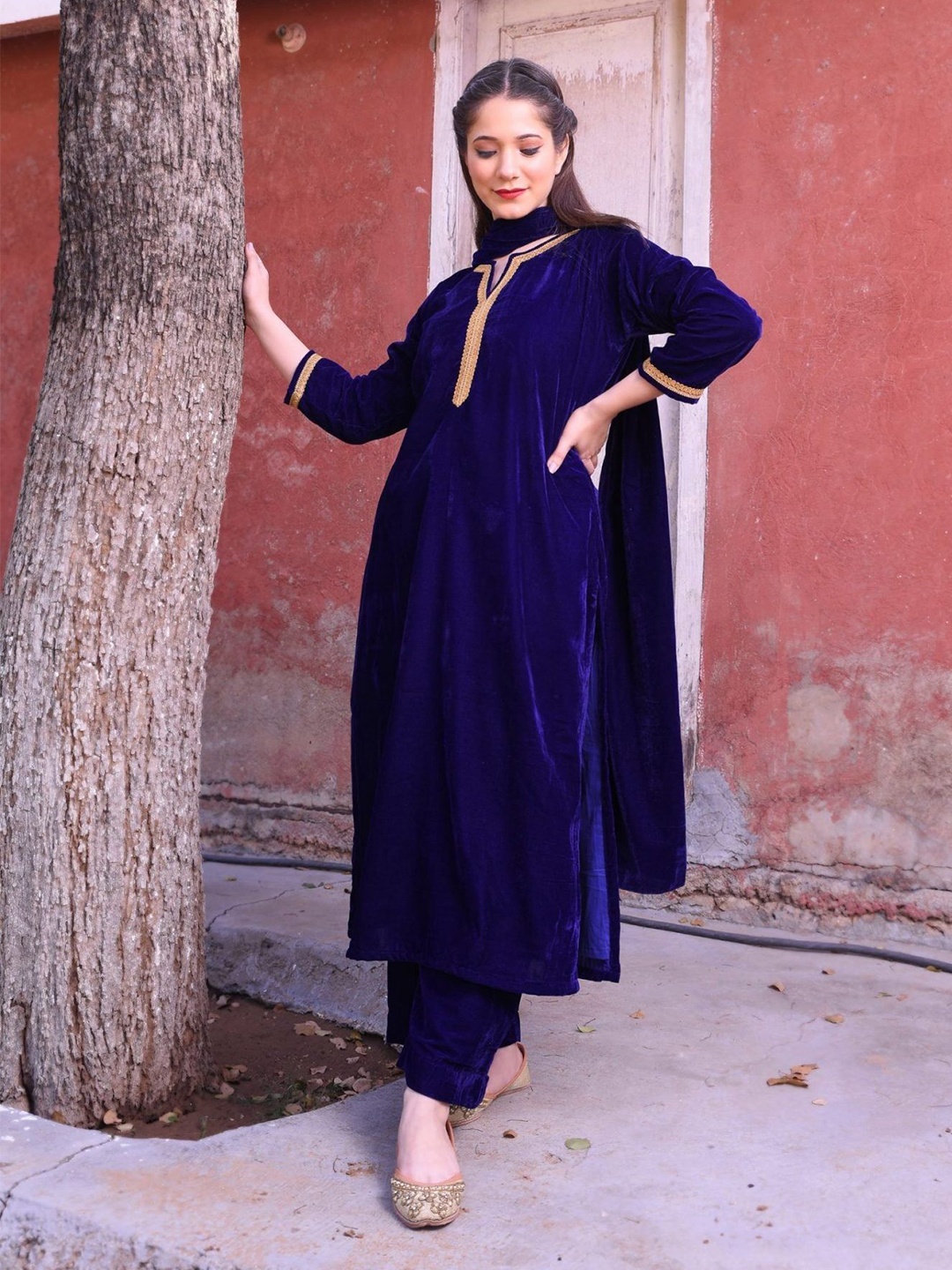 

DIMPLE DESIGN STUDIO Notch Neck Gotta Patti Velvet A-Line Kurta With Palazzos & Dupatta, Navy blue