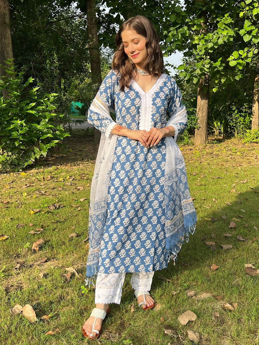 

DIMPLE DESIGN STUDIO Shehnaaz Ethnic Motifs Printed Cotton Kurta with Pyjamas & Dupatta, Blue