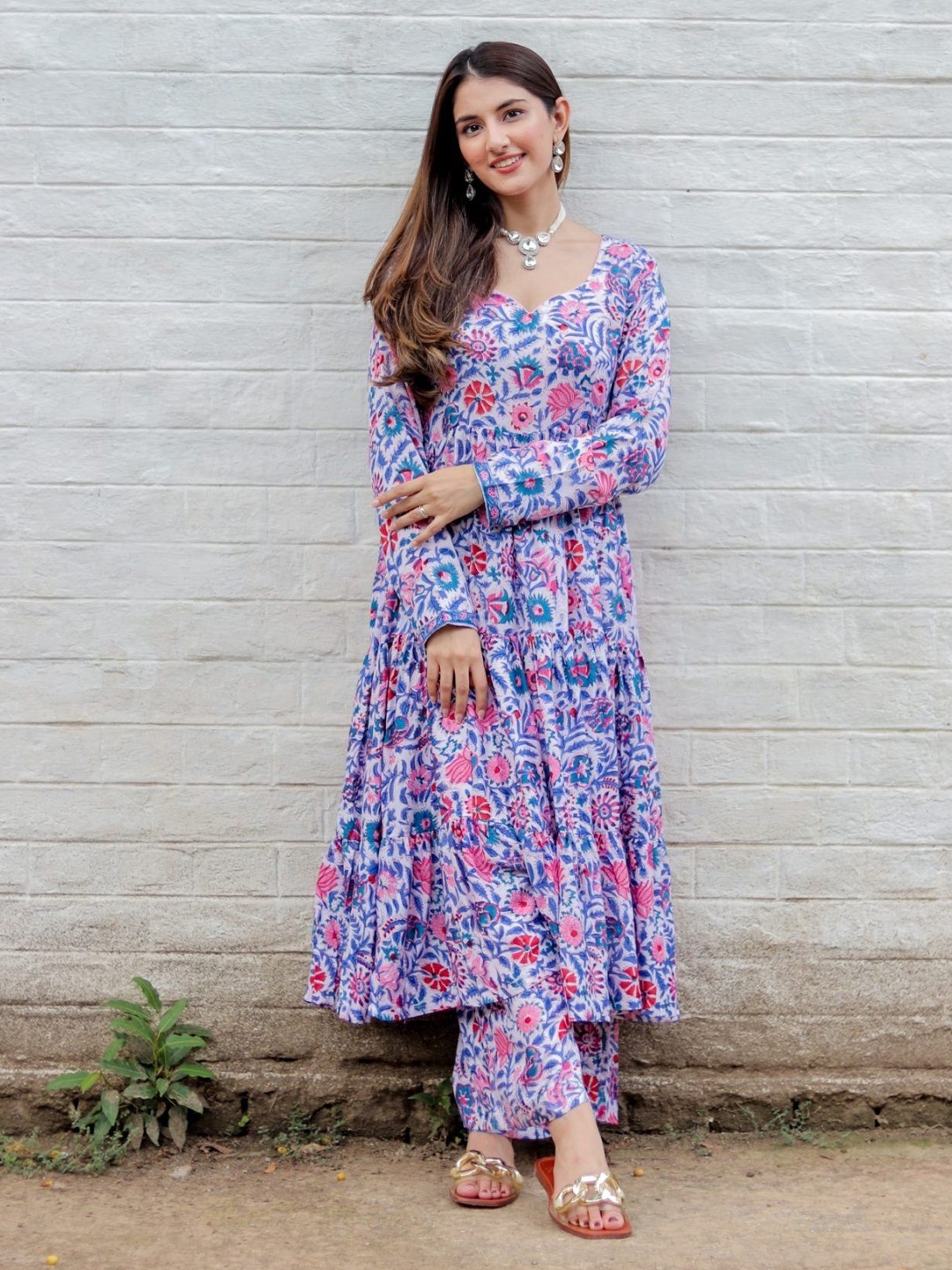 

DIMPLE DESIGN STUDIO Floral Printed Sweetheart Neck Anarkali Kurta With Palazzos, Blue