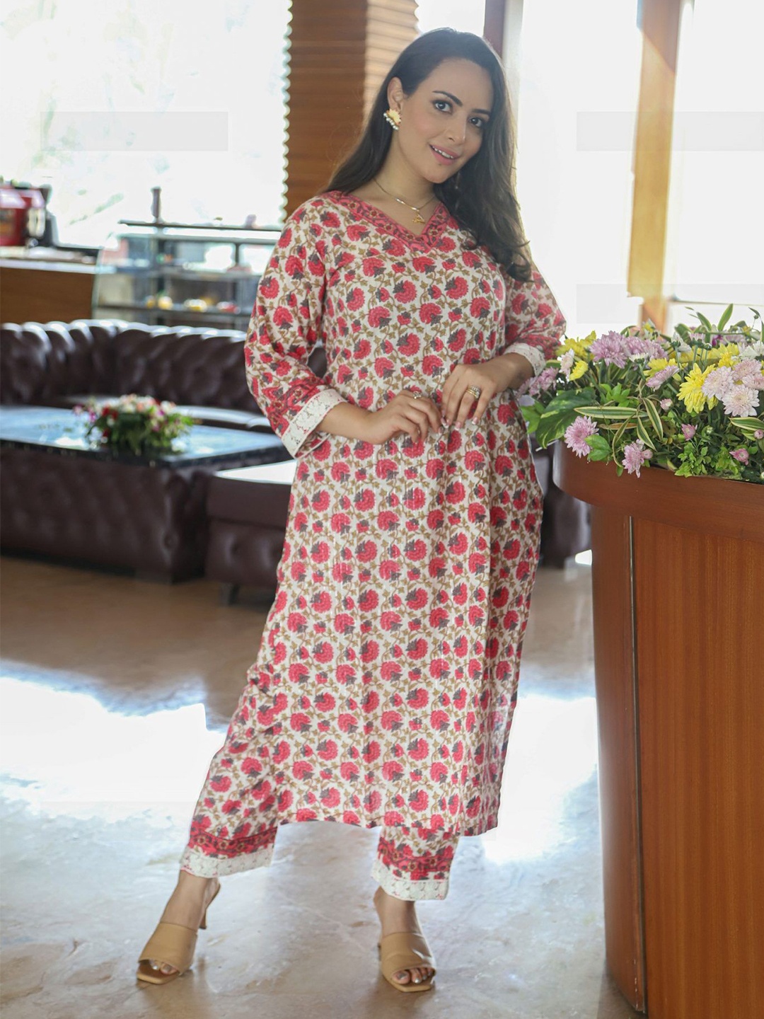 

DIMPLE DESIGN STUDIO Floral Printed V-Neck Pure Cotton Straight Kurta With Trousers, Red