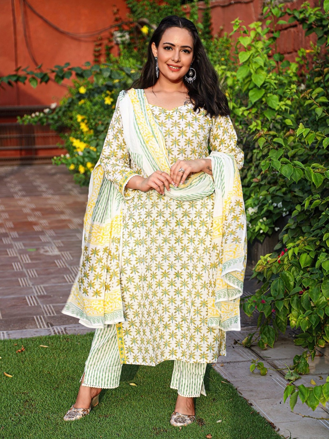 

DIMPLE DESIGN STUDIO Ethnic Motifs Printed Pure Cotton Kurta With Trousers & Dupatta, White