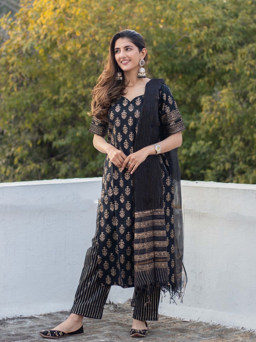 

DIMPLE DESIGN STUDIO Ethnic Motifs Printed Pure Cotton Kurta with Pyjamas & Dupatta, Black