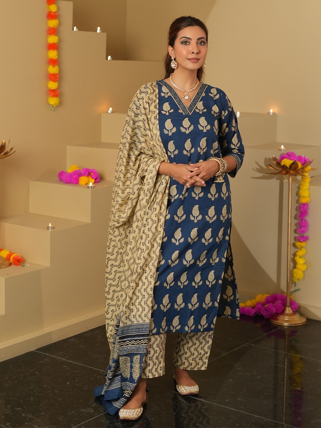 

DIMPLE DESIGN STUDIO Floral Printed Regular Pure Cotton Kurta with Palazzos & Dupatta, Blue