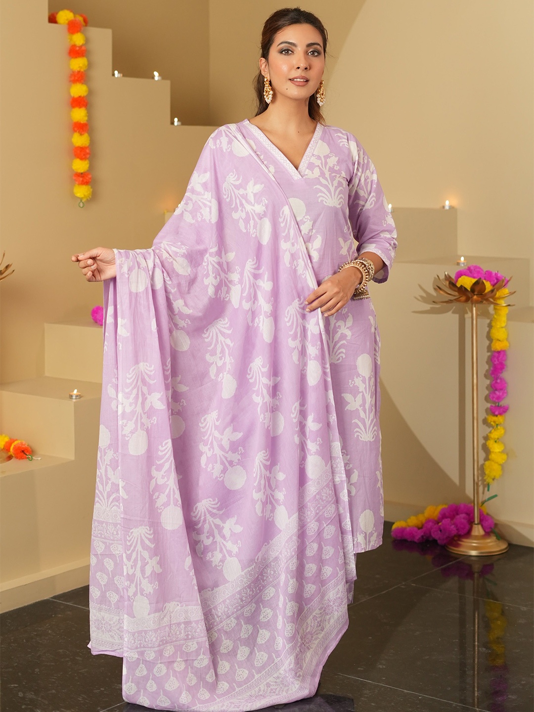 

DIMPLE DESIGN STUDIO Women Floral Printed Regular Kurta with Trousers & Dupatta, Lavender