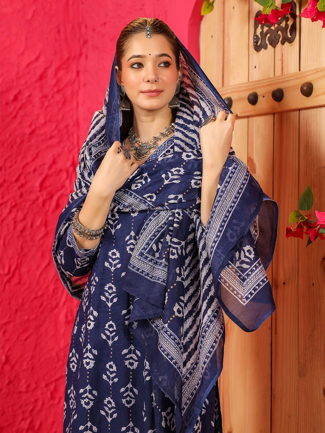 

DIMPLE DESIGN STUDIO Floral Printed Pure Cotton Straight Kurta With Trousers & Dupatta, Blue