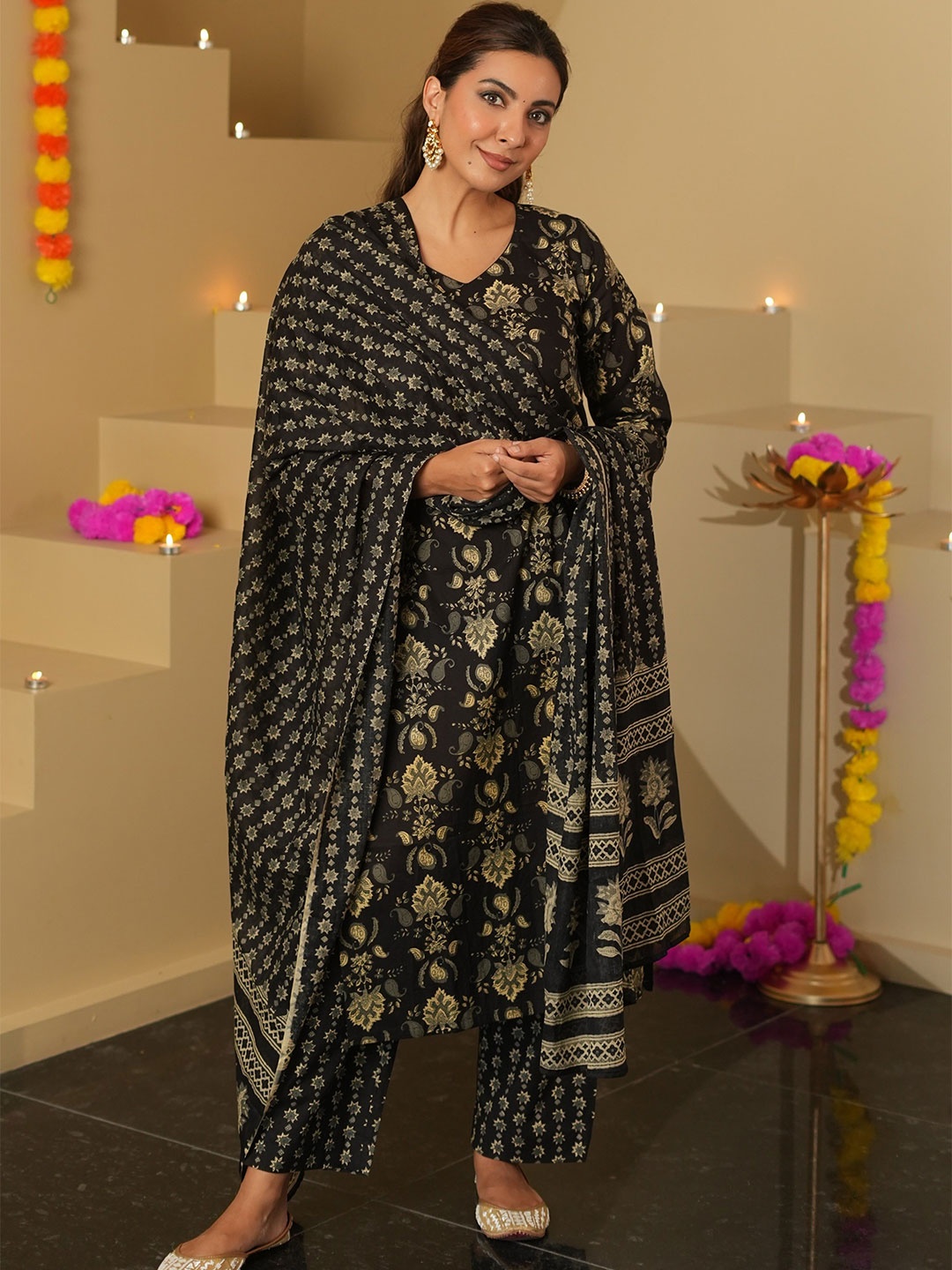 

DIMPLE DESIGN STUDIO Ethnic Motifs Printed Regular Cotton Kurta with Trousers & Dupatta, Black