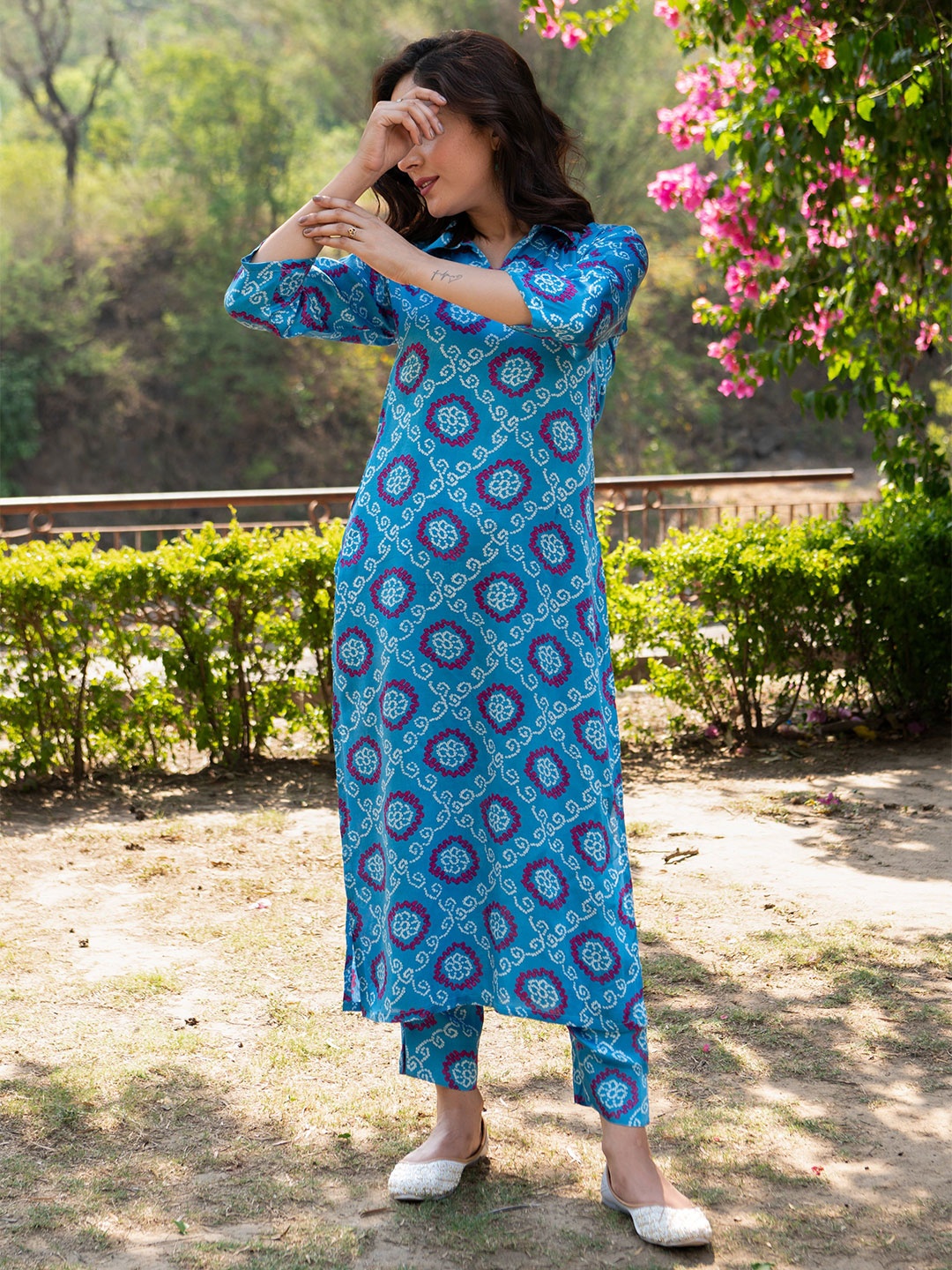 

DIMPLE DESIGN STUDIO Bandhani Printed Satin Straight Kurta with Trousers, Blue