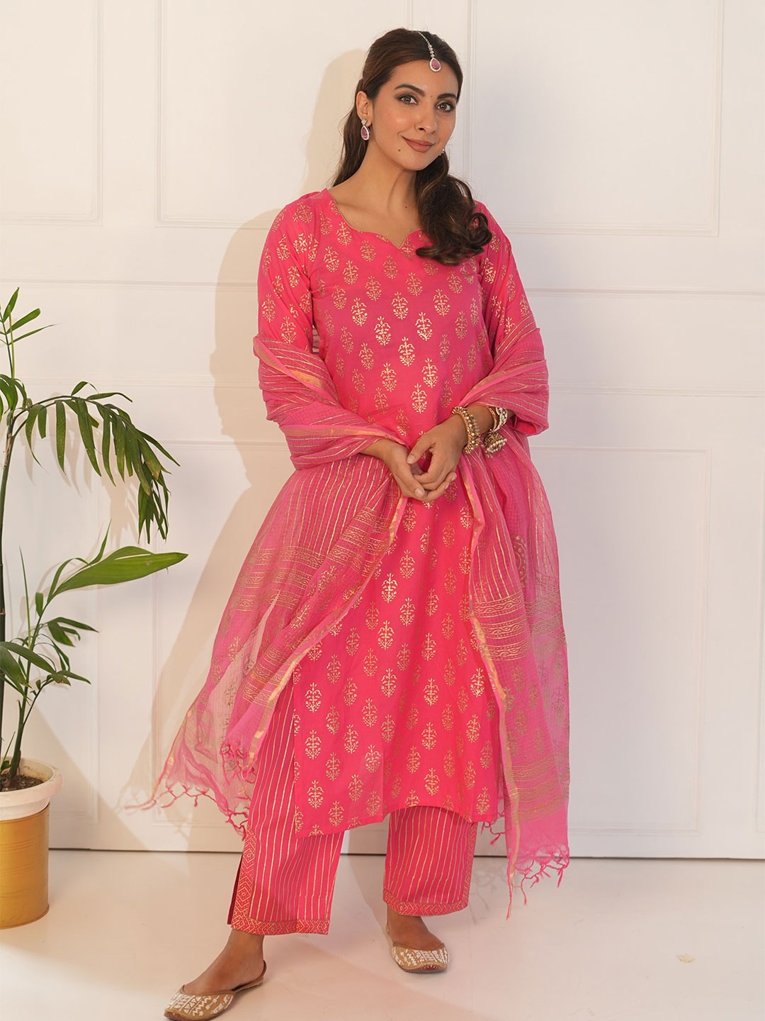 

DIMPLE DESIGN STUDIO Women Floral Printed Regular Pure Cotton Kurta with Pyjamas & With Dupatta, Pink
