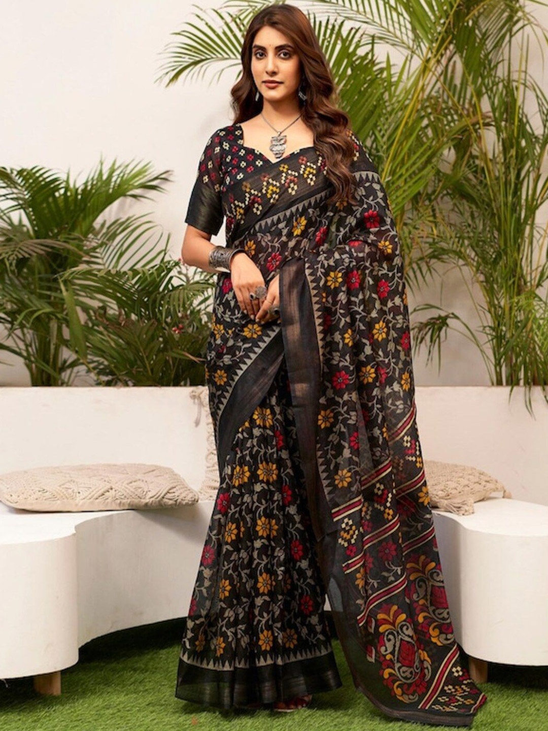 

VRAGI Floral Brasso Maheshwari Saree, Black