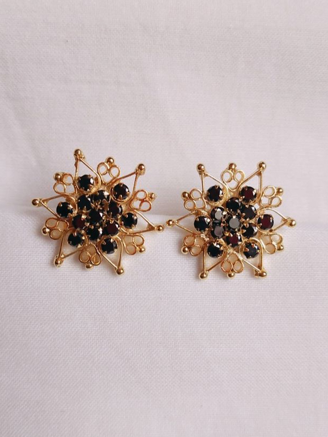 

kurdekars divuu Contemporary Studs Earrings, Gold