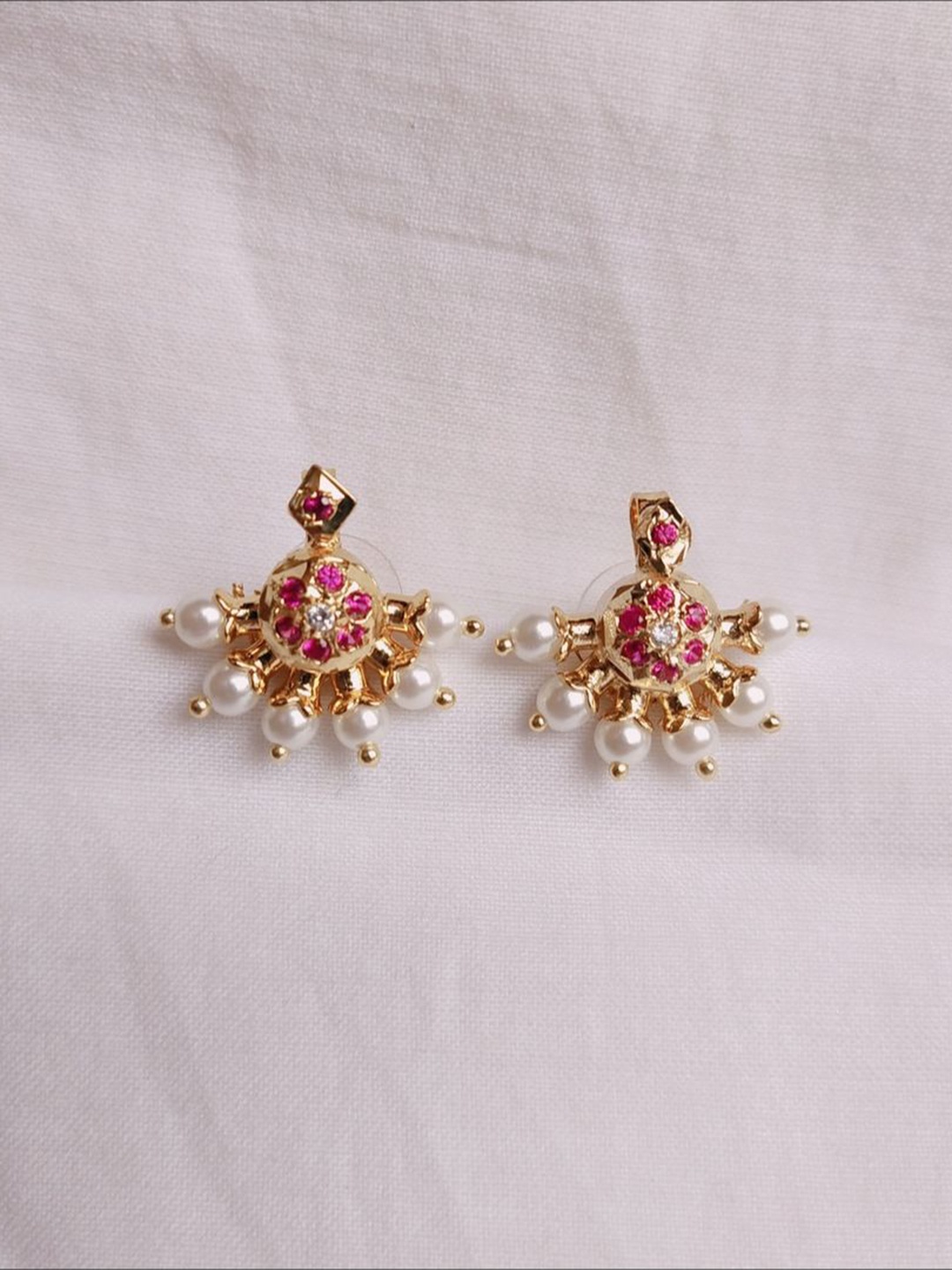 

kurdekars divuu Contemporary Studs Earrings, Gold