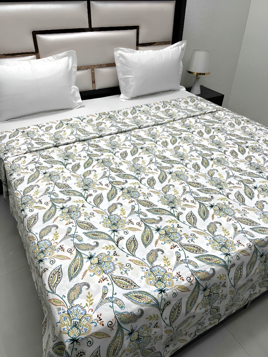 

Pure Decor White & Green Printed 240 TC Pure Cotton Super King Duvet Cover