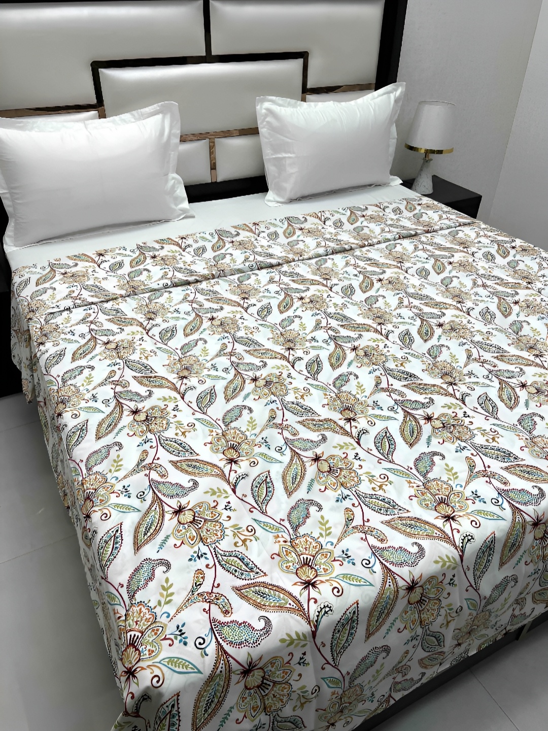 

Pure Decor White & Green Printed 230 TC Pure Cotton Super King Duvet Cover