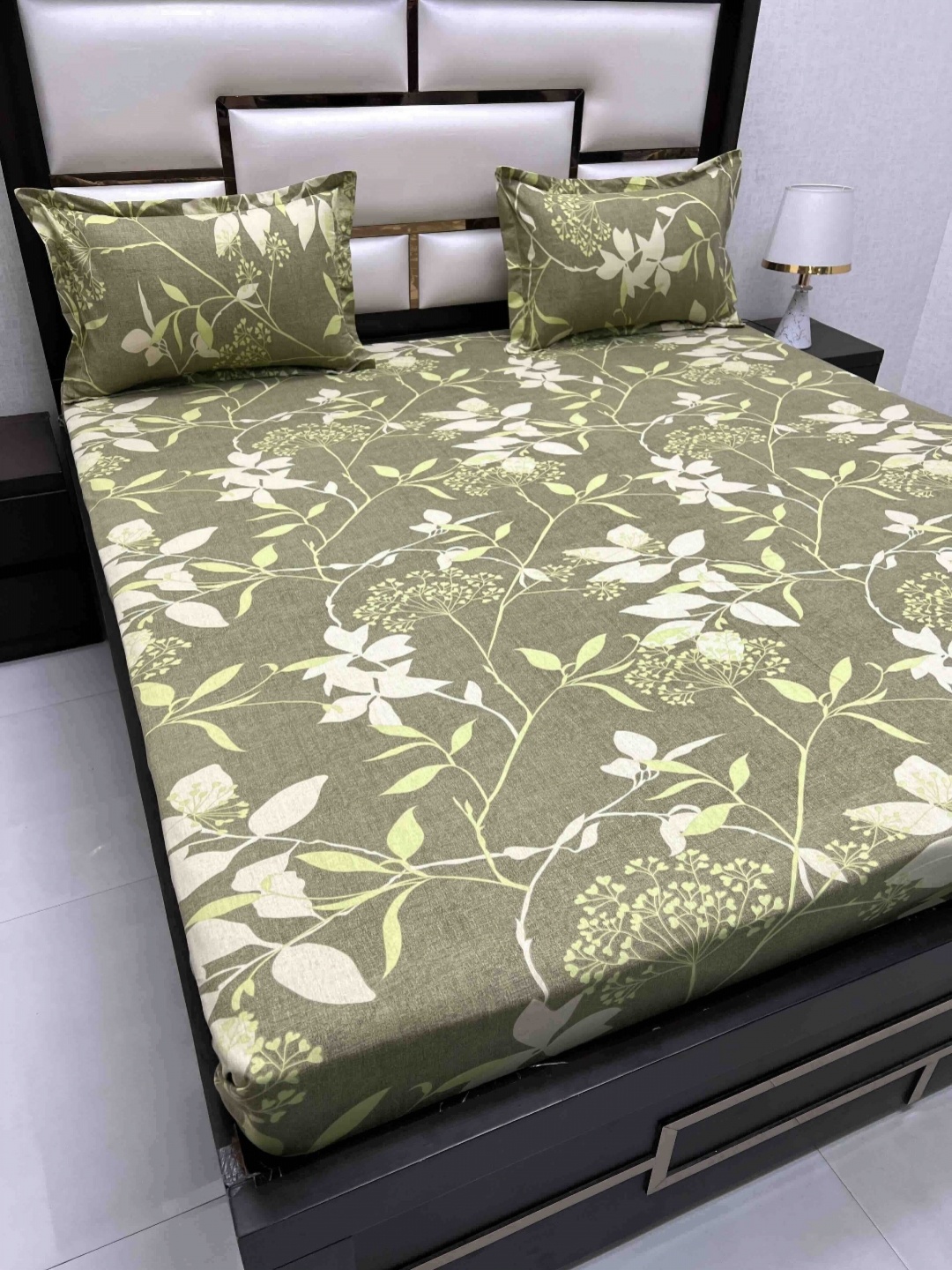 

Pure Decor Green & White Floral Printed 380 TC Cotton King Bedsheet Set 2.74 m x 2.74 m