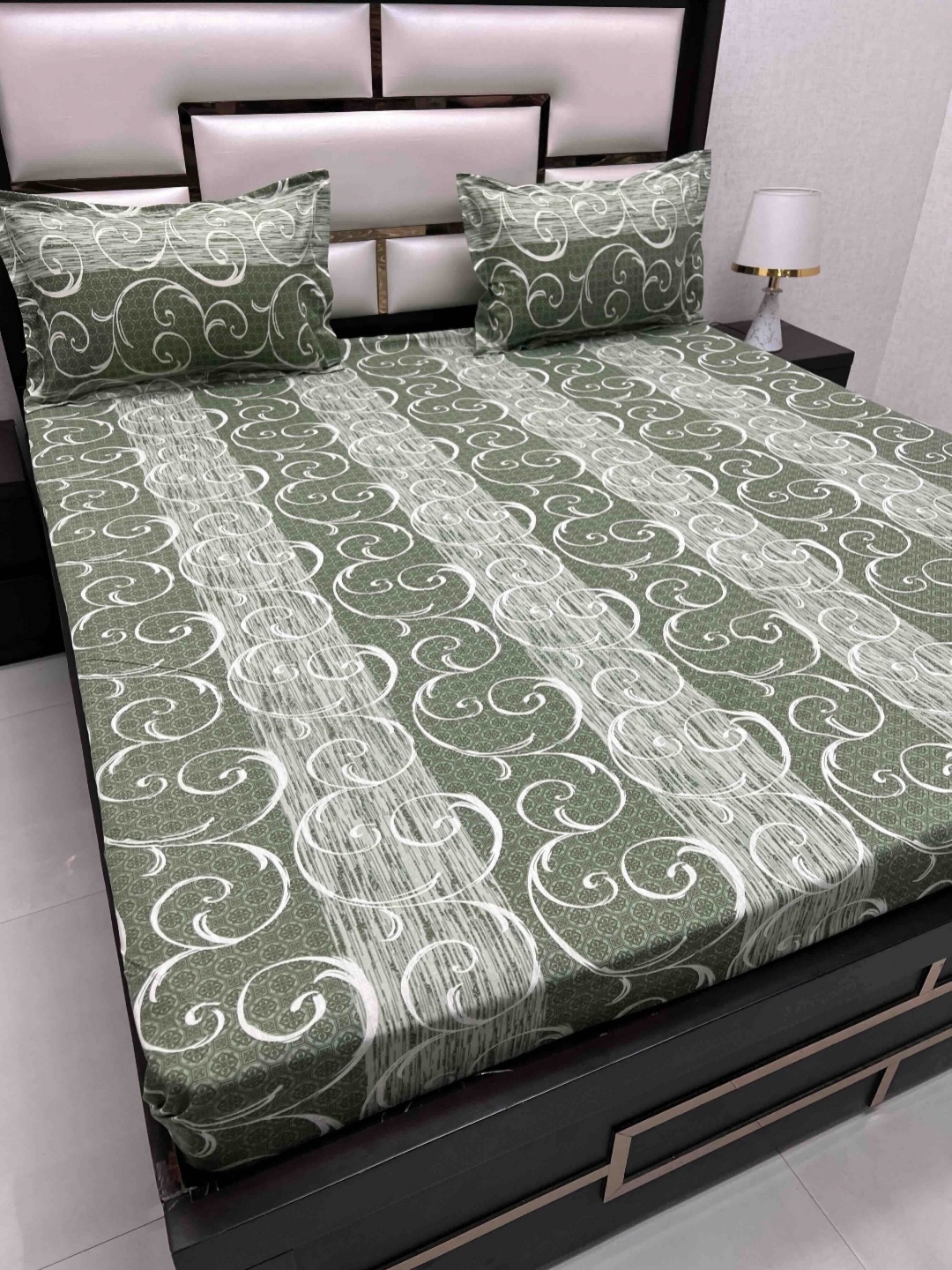 

Pure Decor Green & White Ethnic Motifs 380 TC Cotton King Bedsheet Set 2.74 m x 2.74 m
