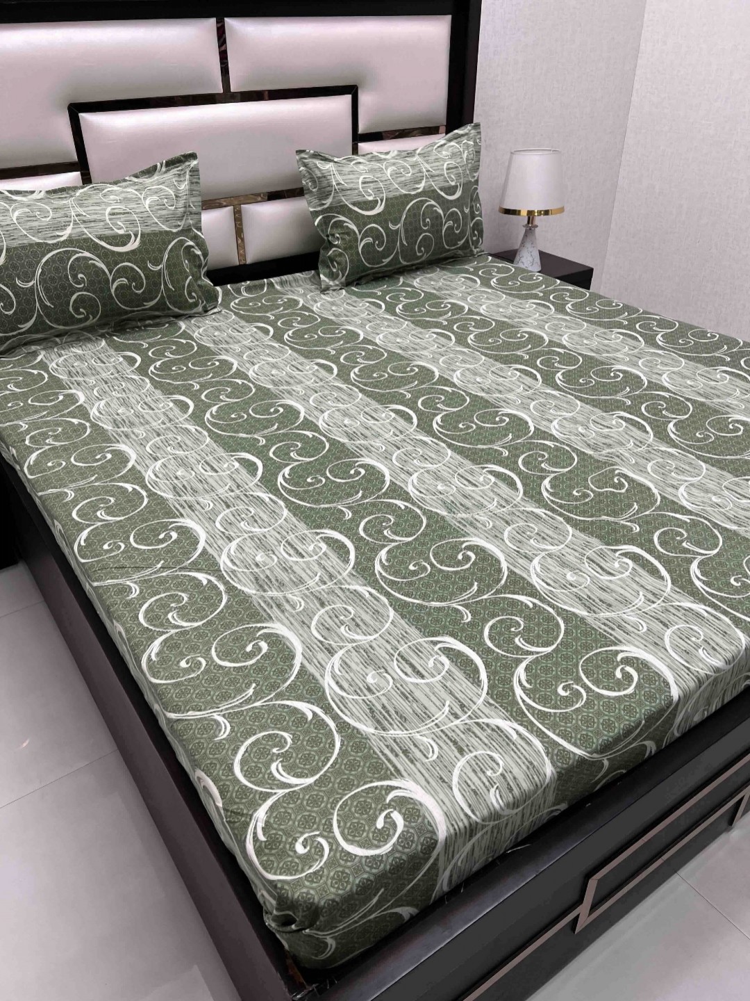 

Pure Decor Green & White Ethnic Motifs 330 TC Cotton King Bedsheet Set 2.74 m x 2.74 m
