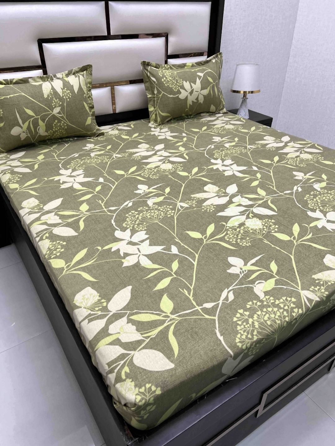 

Pure Decor Green & White Floral Printed 330 TC Cotton King Bedsheet Set 2.74 m x 2.74 m