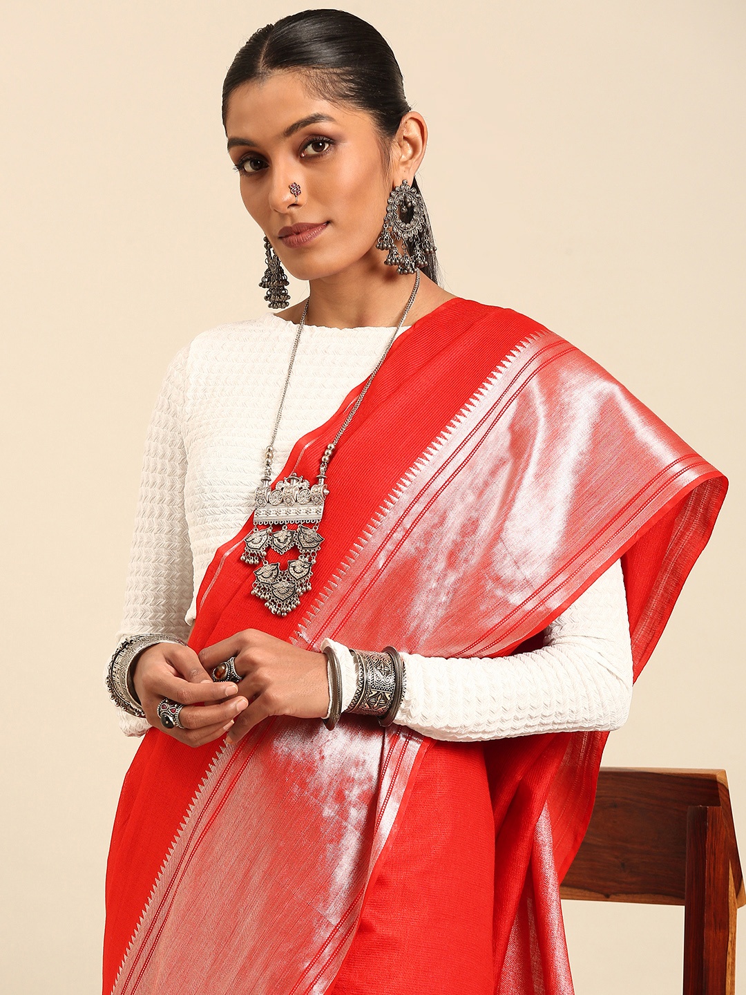 

Taavi Woven Design Silk Blend Handloom Saree, Red