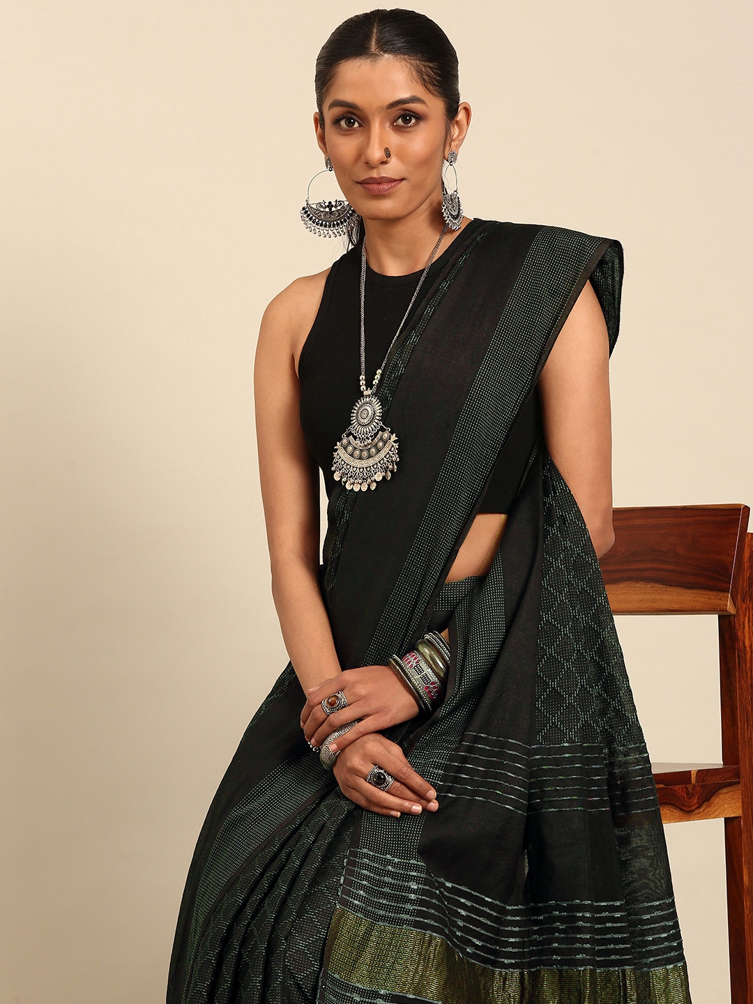 

Taavi Woven Design Saree, Black