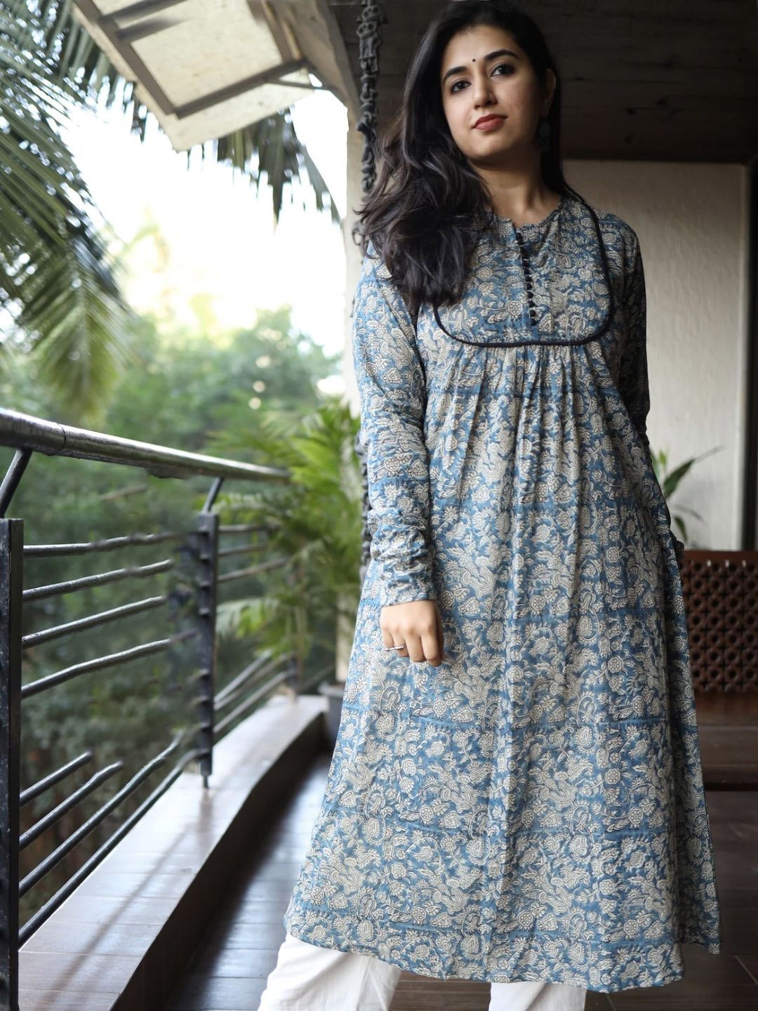 

THE INDIAN ETHNIC CO Women Floral Printed Flared Sleeves Block Print Handloom Kurta, Blue