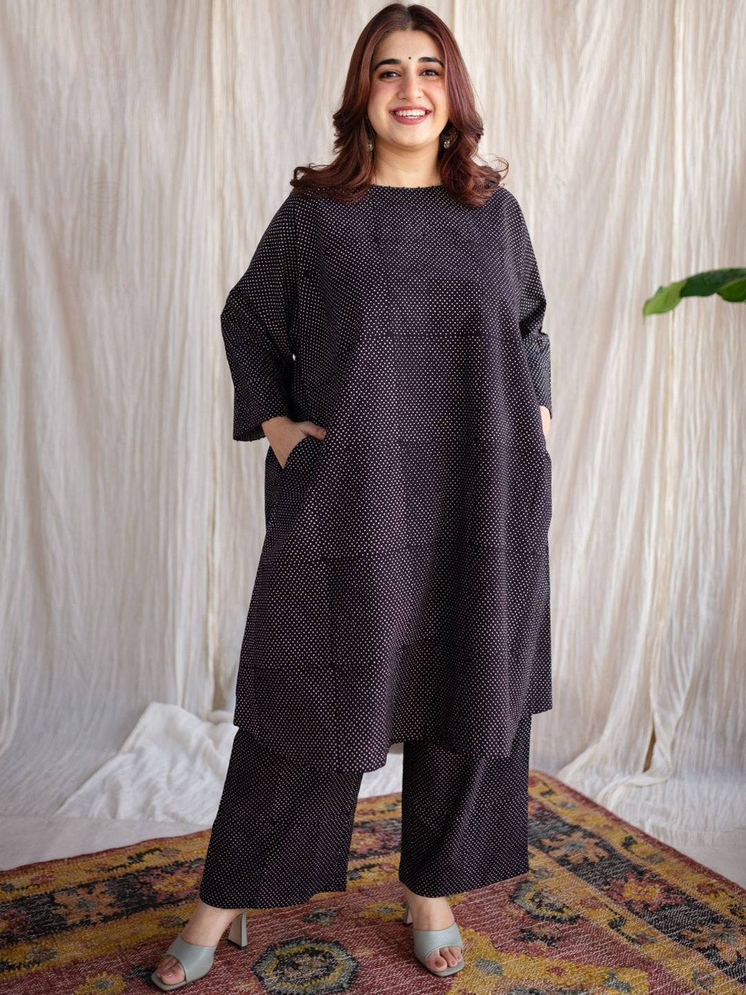 

THE INDIAN ETHNIC CO Roohani Polka Dot Printed Thread Work Block Print Pure Cotton Kurta, Charcoal