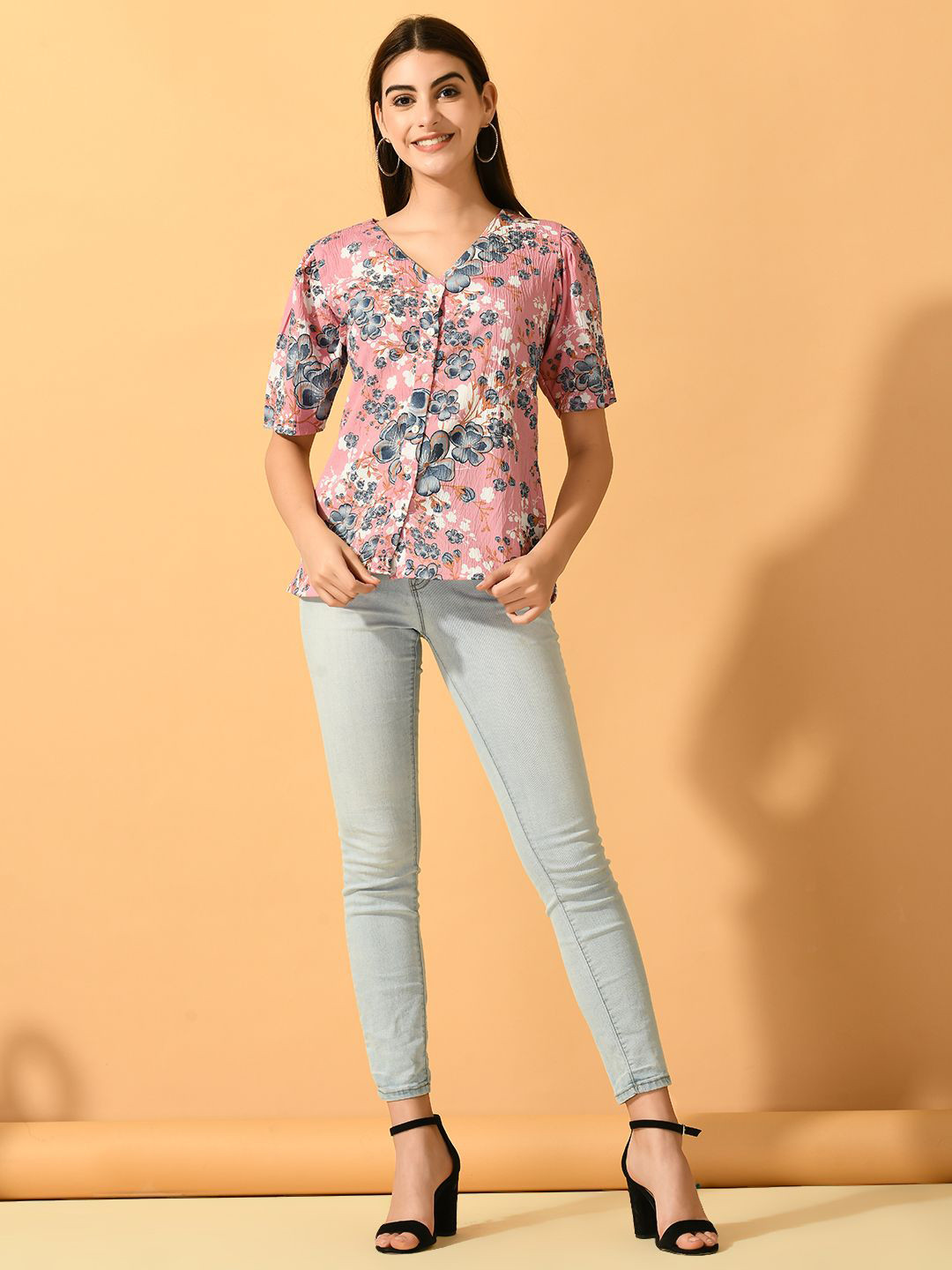 

The Roadster Lifestyle Co Printed V-Neck Party Top, Pink