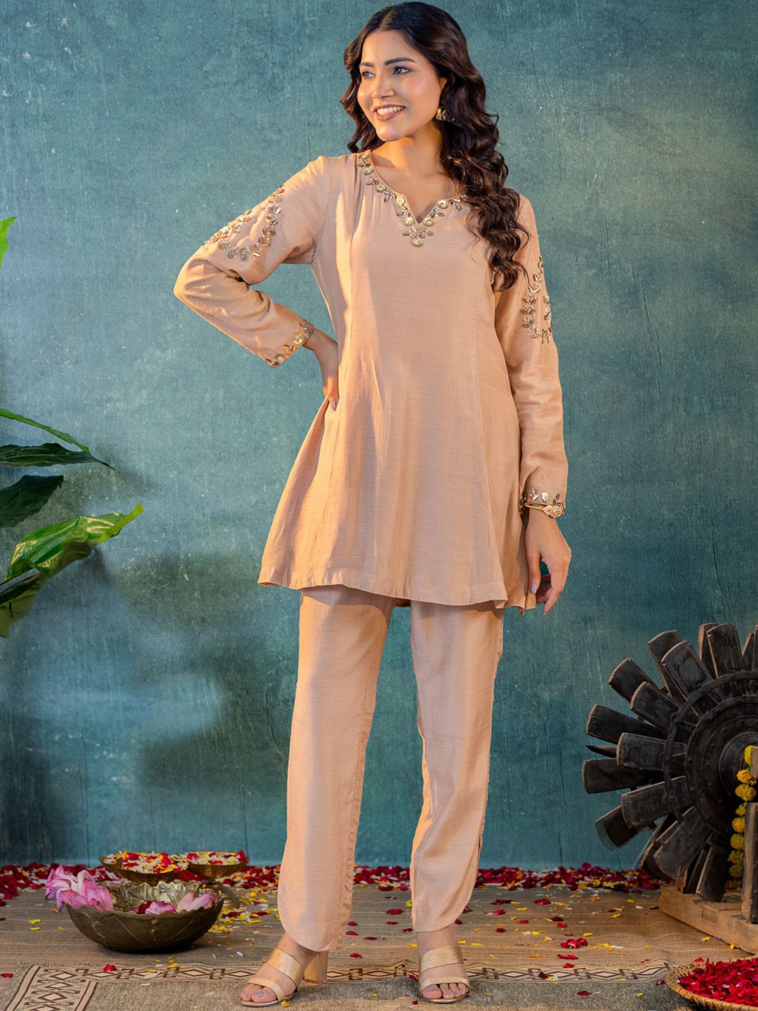 

KASYA Embroidered Round Neck Tunic & Trouser, Beige