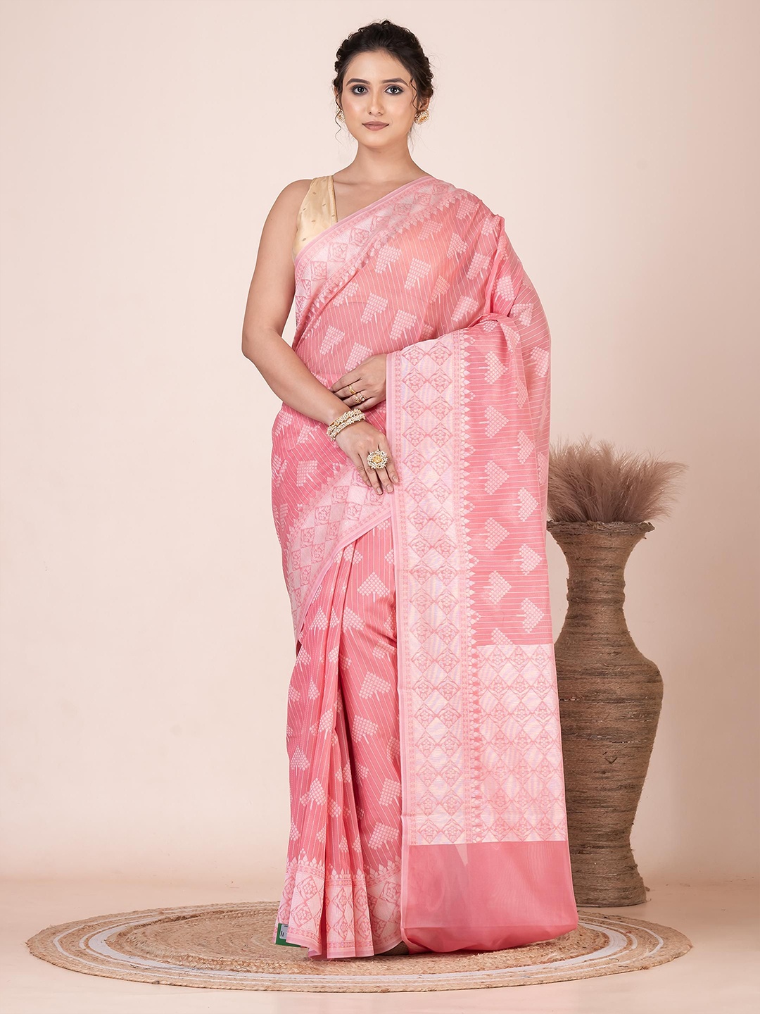 

VIBHAVARI Ethnic Motifs Saree, Pink