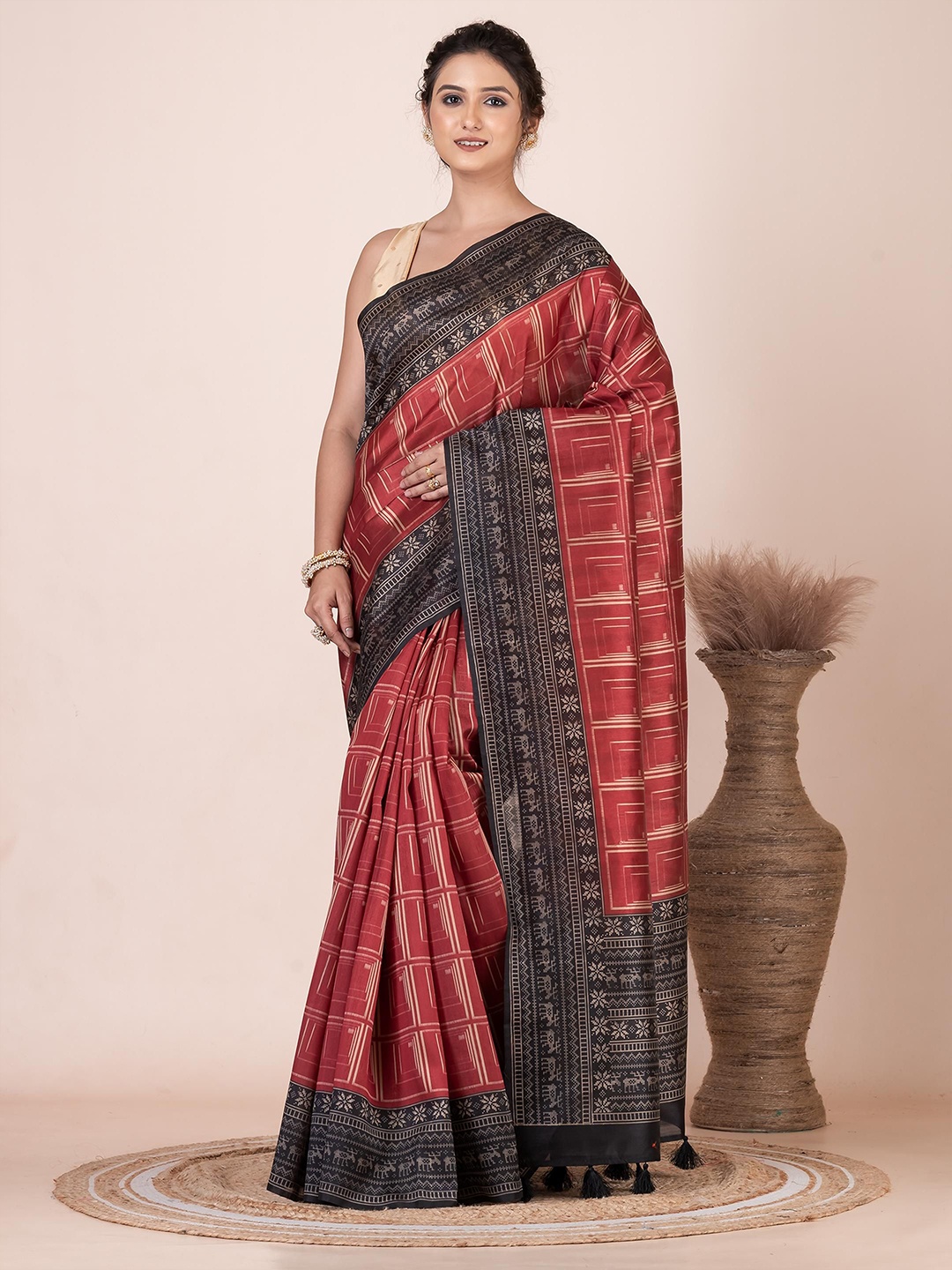 

VIBHAVARI Checked Silk Blend Saree, Red