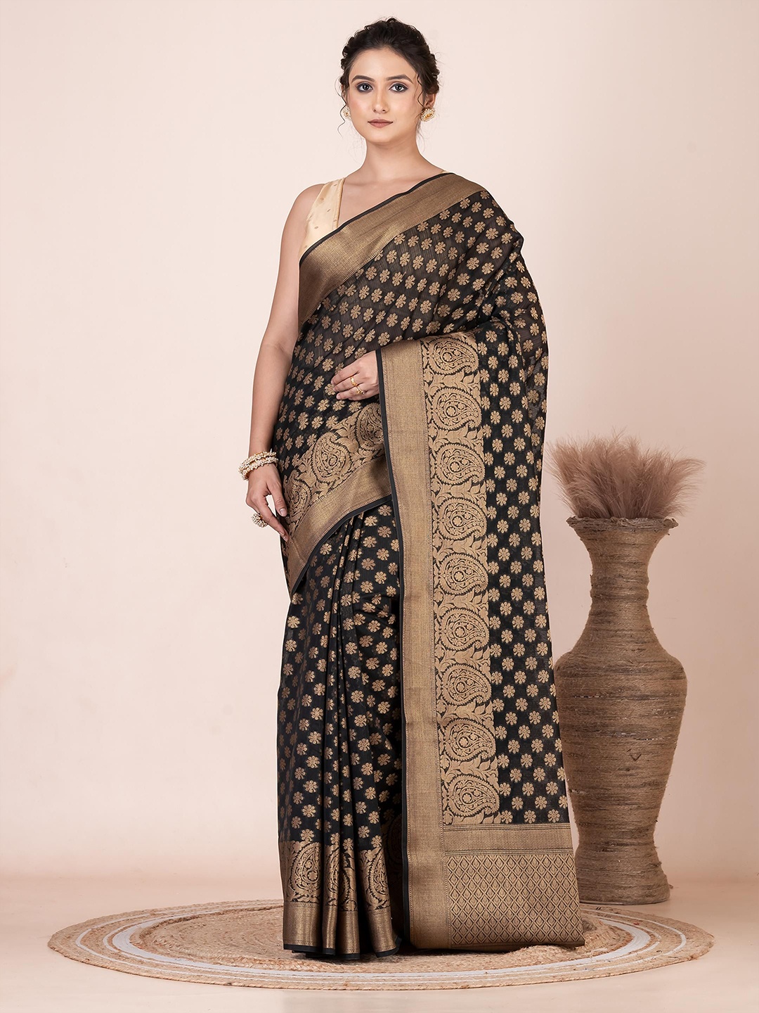 

VIBHAVARI Woven Design Zari Saree, Black