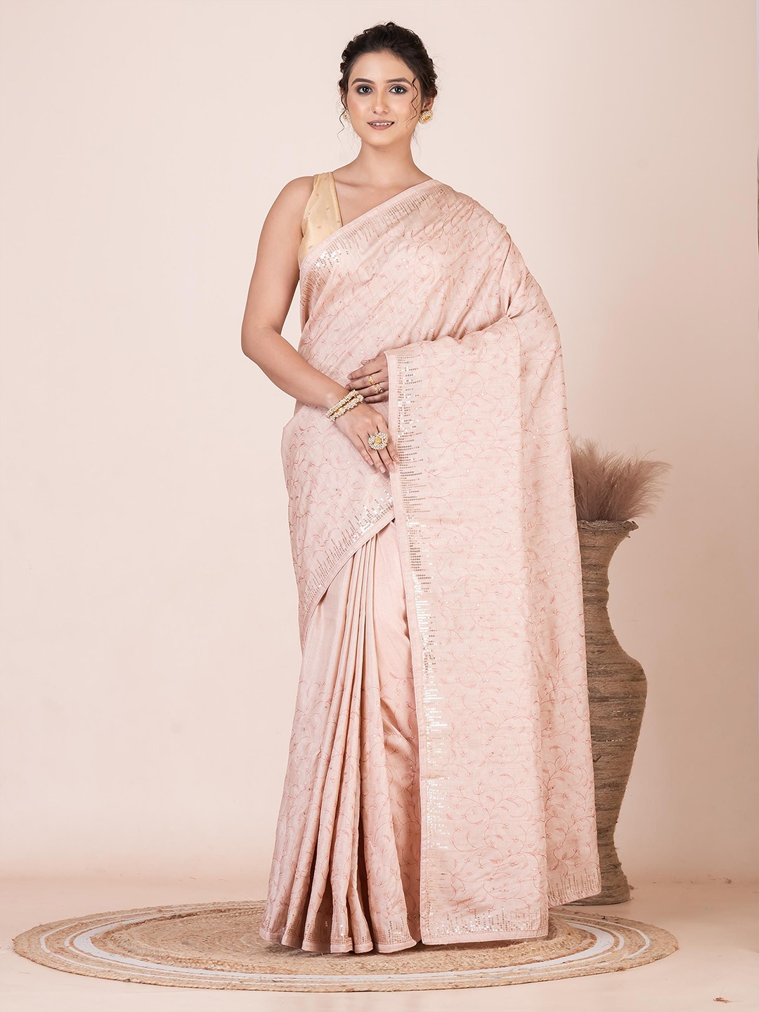 

VIBHAVARI Floral Sequinned Silk Blend Saree, Peach