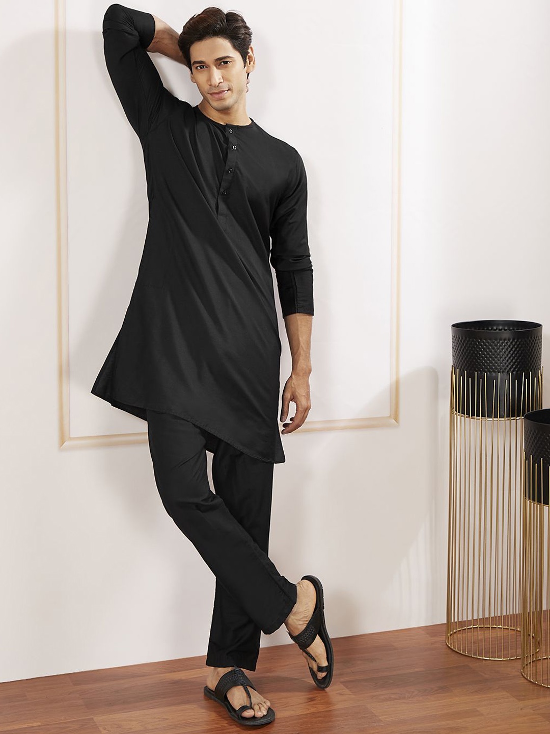 

VASTRAMAY Long Sleeves Round Neck Straight Kurta with Trousers, Black