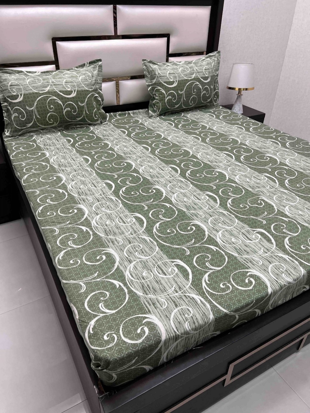 

Pure Decor Green & White Ethnic Motifs 250 TC Cotton King Bedsheet Set 2.74 m x 2.74 m