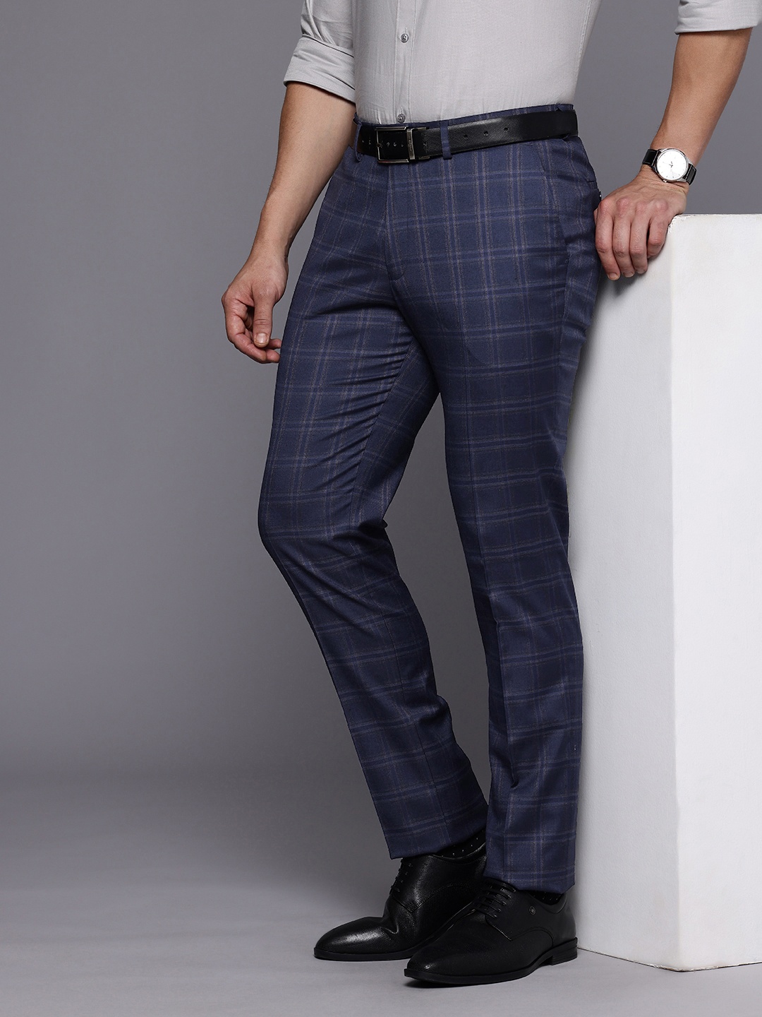 

Theme Men Checked Slim Fit Formal Trousers, Navy blue