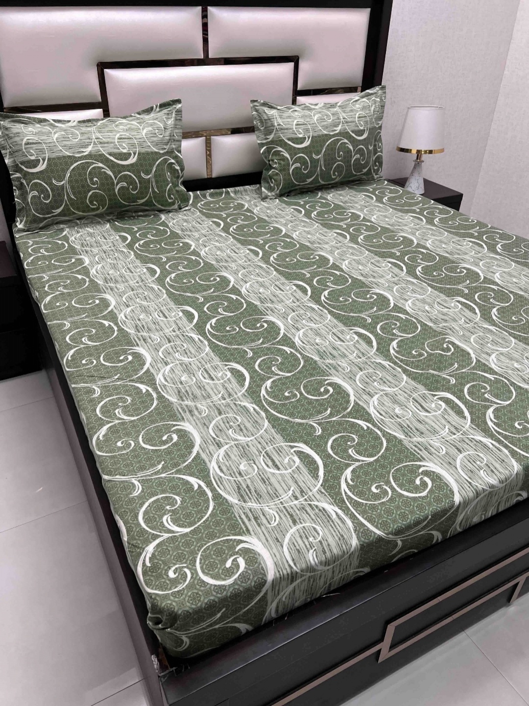 

Pure Decor Green & White Ethnic Motifs 240 TC Cotton King Bedsheet Set 2.74 m x 2.74 m