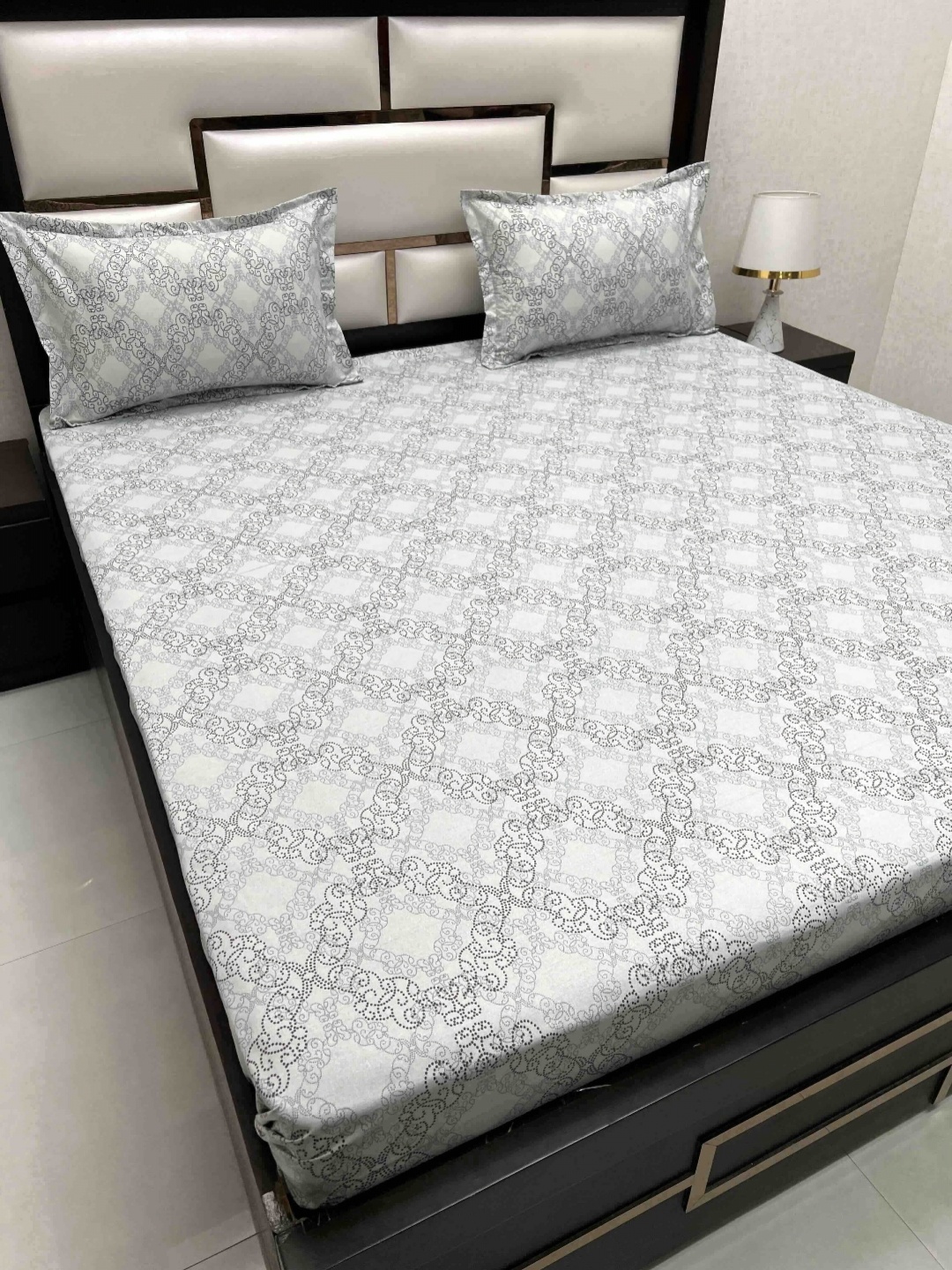 

Pure Decor Blue & White Ethnic Motifs 220 TC Cotton King Bedsheet Set 2.74 m x 2.74 m