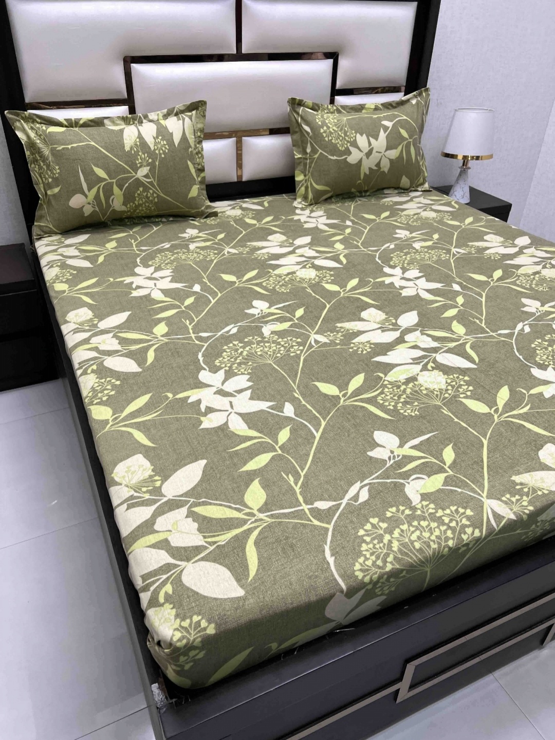 

Pure Decor Green & White Floral Printed 220 TC Cotton King Bedsheet Set 2.74 m x 2.74 m