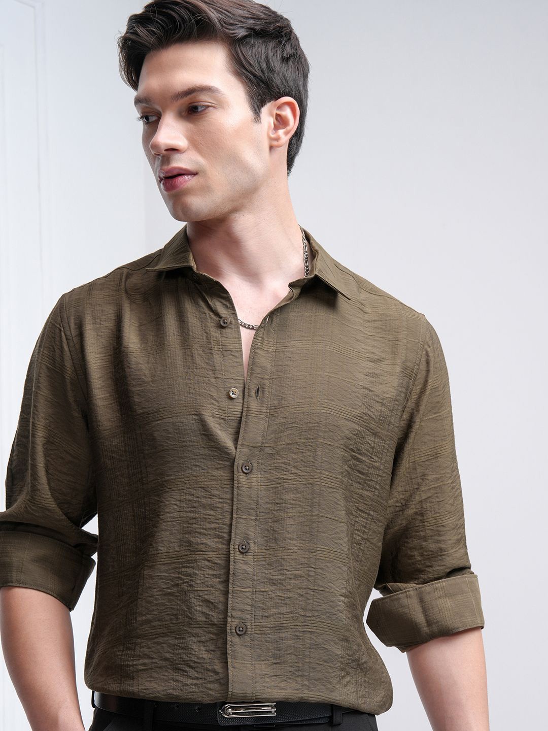 

HIGHLANDER Men Cutaway Collar Textured Casual Shirt, Green