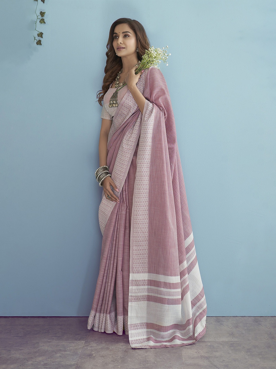 

MAHALASA Floral Chikankari Linen Blend Saree, Pink