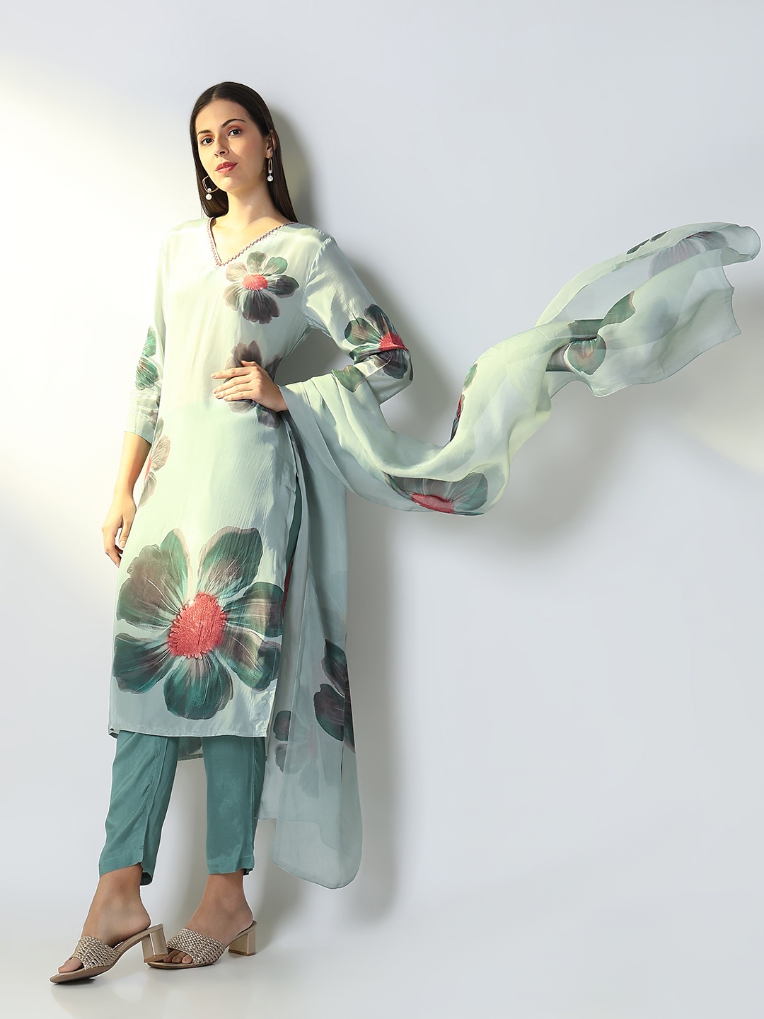 

SHOWOFF Floral Printed Straight Kurta with Trousers & Dupatta, Blue